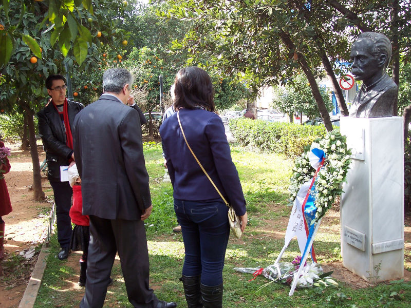 Κατάθεση ανθοδέσμης στην προτομή του Χοσέ Μαρτί, από τον πρόεδρο της Παγκόσμιας Συνδικαλιστικής Ομοσπονδίας (ΠΣΟ) Γιώργο Μαυρίκο