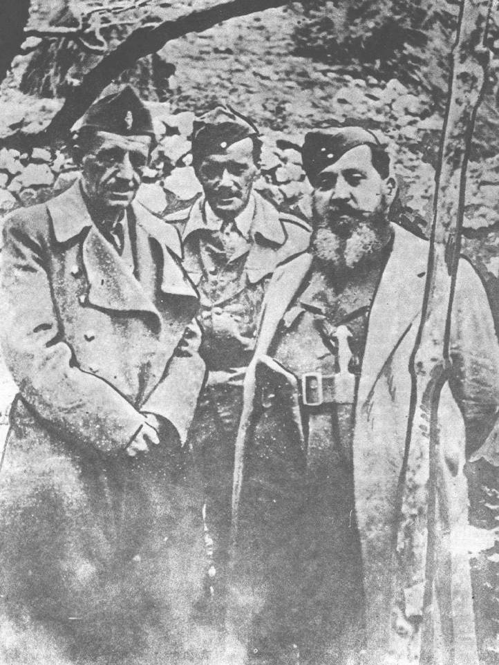 Σαράφης, Καρτάλης, Ζέρβας στην Πλάκα Πηγή φωτογραφίας: Θαν. Χατζή: «Η ΝΙΚΗΦΟΡΑ ΕΠΑΝΑΣΤΑΣΗ ΠΟΥ ΧΑΘΗΚΕ»