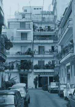 Η οδός Ελπίδος στην πλ. Βικτωρίας, όπου στην Κατοχή βρισκόταν το ξενοδοχείο «Κρυστάλ», άντρο της Ασφάλειας. Εδώ δολοφονήθηκε η Ηλέκτρα