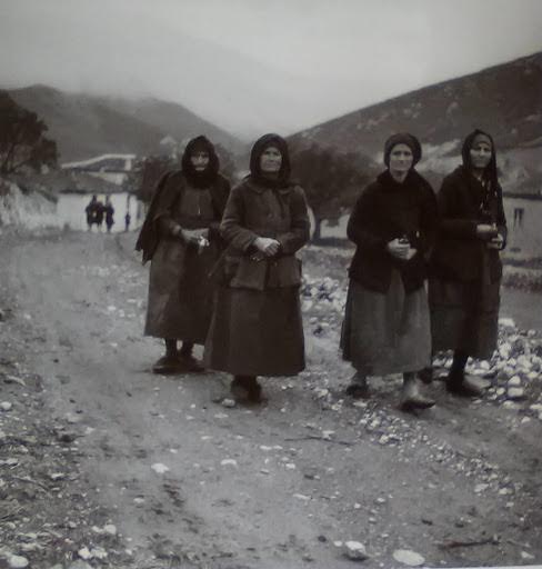 Μαυροντυμένες γυναίκες, Δίστομο, 1945