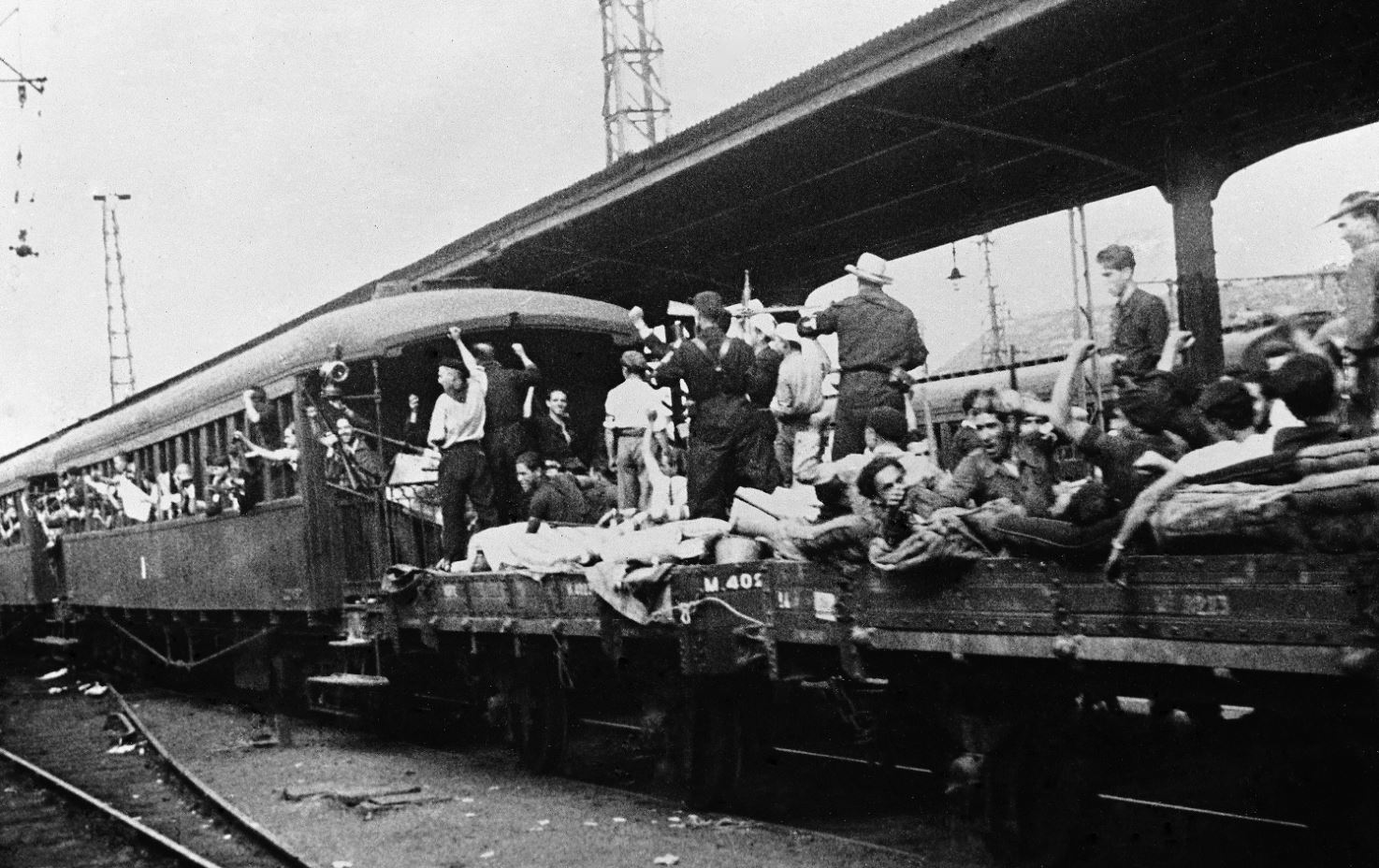 18 Ιουλίου 1936: Μετά από εβδομάδες σφοδρών συγκρούσεων στους δρόμους της Βαρκελωνης, το πρώτο τρένο ετοιμάζεται να φύγει από την πόλη, μεταφέροντας στρατιώτες πιστούς στη δημοκρατική κυβέρνηση, για να πολεμήσουν τα στασιαστικά στρατεύματα του στρατηγού Φράνκο στη Σαραγόσα, το 1936.
