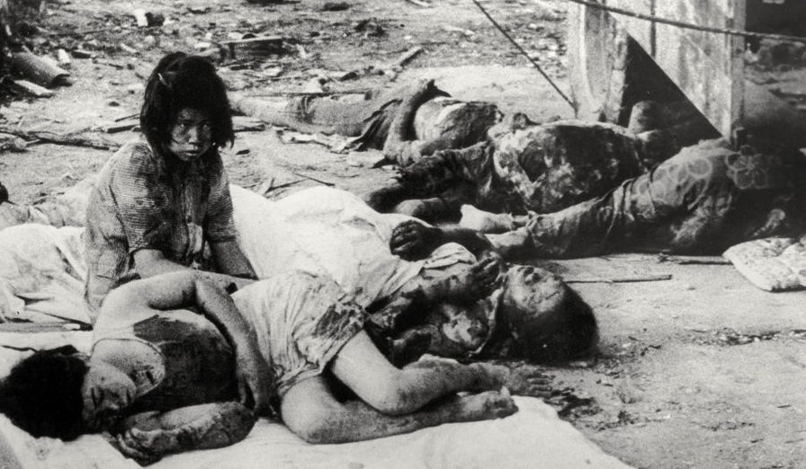 Ένα κορίτσι ανάμεσα σε πτώματα, Χιροσίμα 1945.