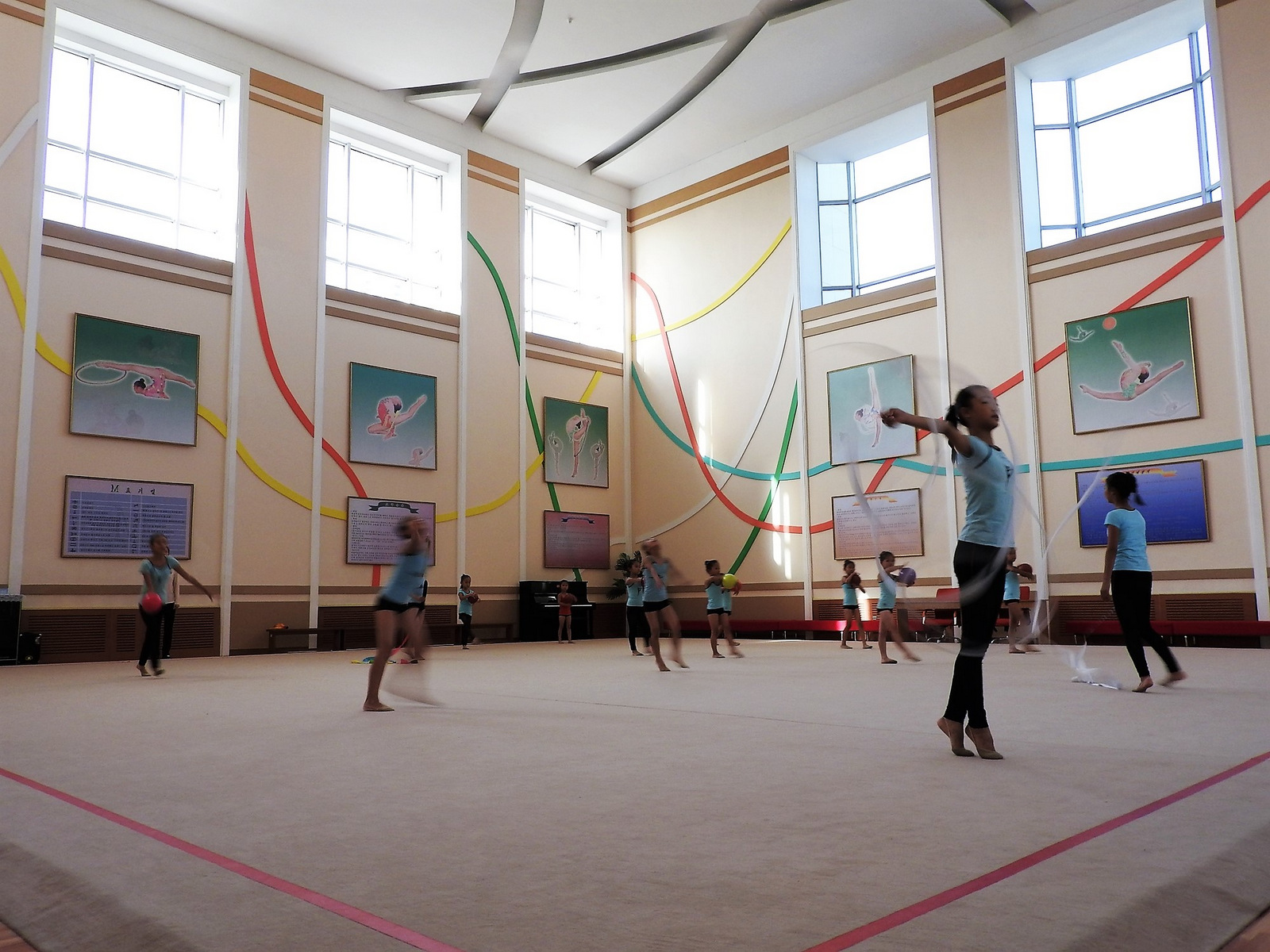 Στην ακαδημία Mangyongdae στην Πιονγιάνγκ περίπου 5000 παιδιά κάθε μέρα μαθαίνουν- εντελώς δωρεάν- χορό, κορεατική και ξένη μουσική, υπολογιστές, καλλιγραφία, ενώ σημαντικό βάρος δίνεται στις αθλητικές δραστηριότητες. 