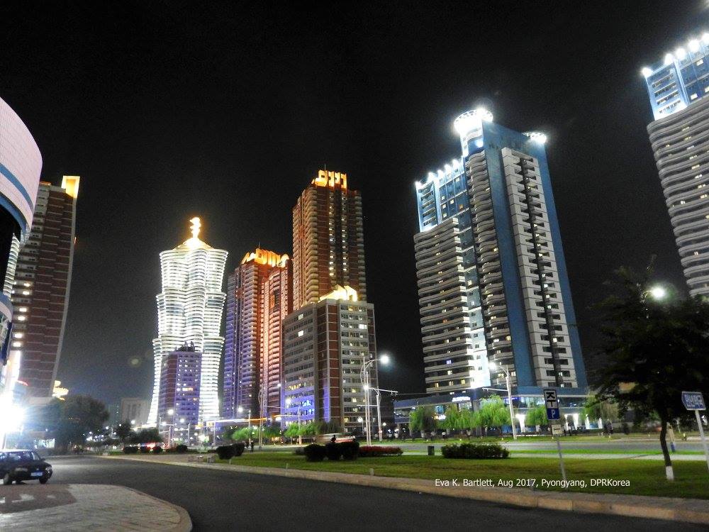 Εντυπωσιακοί ουρανοξύστες σε κεντρικό σημείο της πρωτεύουσας Πιονγιάνγκ. Παρά την προπαγάνδα των δυτικών ΜΜΕ, οι υποδομές στη Β.Κορέα παρουσιάζουν σημαντική βελτίωση.