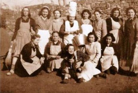 Το συνεργείο καθαριότητας στην εξορία: Πρώτη, όρθια, αριστερά η Ταϋγέτη