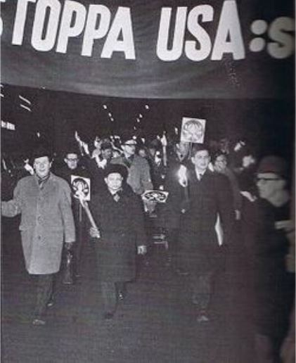 Ο Ούλοφ Πάλμε τότε υπουργός Παιδείας, διαδηλώνει στην Στοκχόλμη μαζί με τον πρέσβη της Λ.Δ του Βιετνάμ στην Μόσχα, Νhuyen Tho Chyan τον Φεβρουάριο του 1968