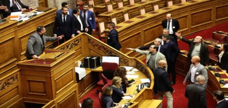 Νέα φασιστικό σόου των Χρυσαυγιτών στη Βουλή – Προηγήθηκε εκτός αιθούσης εξύβριση μουσουλμάνου βουλευτή