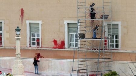 ΚΚΕ: Ενέργειες όπως η επίθεση με μπογιές στη Βουλή βοηθούν στη διαμόρφωση μιας ατζέντας με βάση το δόγμα «νόμος και τάξη» VOULI13