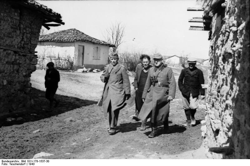 Bundesarchiv Bild 101I 178 1537 30 Griechenland Soldaten in Ortschaft