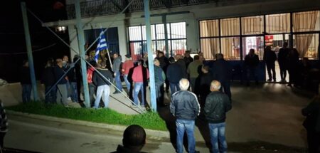 Καρίτσα Λάρισας: Ελληναράδες έστησαν… «μπλόκο» σε λεωφορείο με ασυνόδευτα προσφυγόπουλα! karitsa