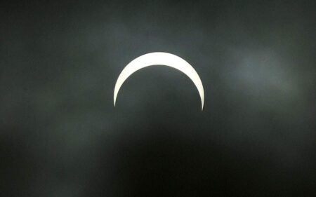 Εντυπωσιακές εικόνες από τη δακτυλιοειδή έκλειψη Ηλίου ekleipsi iliou1