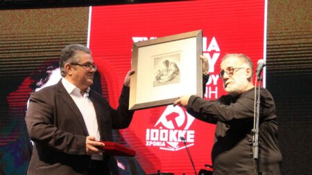 Θάνος Μικρούτσικος