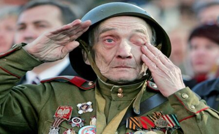 Άουσβιτς 1945 — Αιώνια ευγνωμοσύνη στους απελευθερωτές της ανθρωπότητας kokkinos stratos