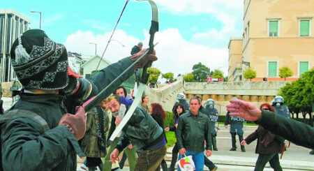 Συνελήφθη ο τοξοβόλος του Συντάγματος toxovolos2