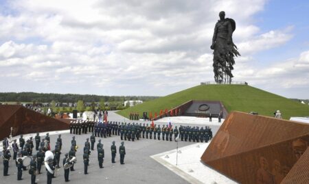 Ρωσία: Εγκαινιάστηκε νέο μνημείο για πεσόντες μαχητές του Κόκκινου Στρατού παρουσία του Βλ. Πούτιν Rzev Putin