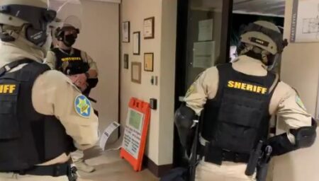 Δημοκρατικά… ευτράπελα Αντιδράσεις οπλισμένων (;) οπαδών του Τραμπ – Ζητούν να σταματήσει η καταμέτρηση των ψήφων arizona usa elections