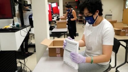 ΗΠΑ: Η κούρσα γίνεται ολοένα πιο αμφίρροπη στις πολιτείες-κλειδιά – Ο Τραμπ απειλεί με δίκες usa elections 2