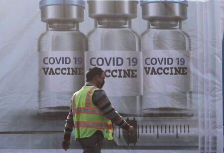 «Pfizer»: Ζητά την έγκριση 4ης δόσης εμβολίου στους άνω των 65 ετών vaccine