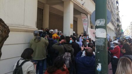 ΥΠΟΥΡΓΕΙΟ ΥΓΕΙΑΣ: Επίθεση με γκλομπς και χημικά εναντίον της συγκέντρωσης των υγειονομικών (ΒΙΝΤΕΟ – ΦΩΤΟ) yp ygeias diamarturia