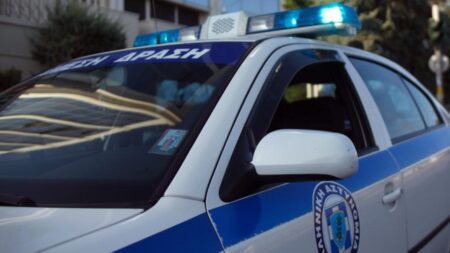 Για έντεκα ληστείες σε πρατήρια υγρών καυσίμων κατηγορείται αστυνομικός που συνελήφθη peripoliko