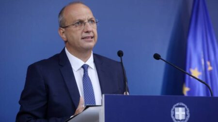 Εντείνει τον εκβιασμό στους ανεμβολίαστους υγειονομικούς η κυβέρνηση oikonomou enimerosi