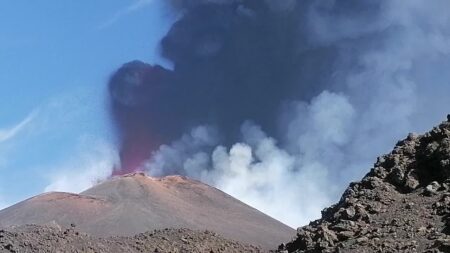 Η Αίτνα «ξυπνά» και πάλι – Βγαίνει καπνός και περιορισμένη ποσότητα λάβας edna volcano