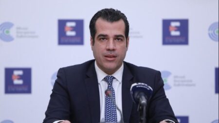 «Συνύπαρξη με τον κορονοϊό» και άρση των μέτρων με αποθέωση της ατομικής ευθύνης