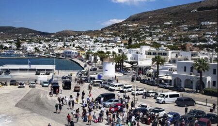 Έξαρση της πανδημίας στους τουριστικούς προορισμούς και τα αστικά κέντρα