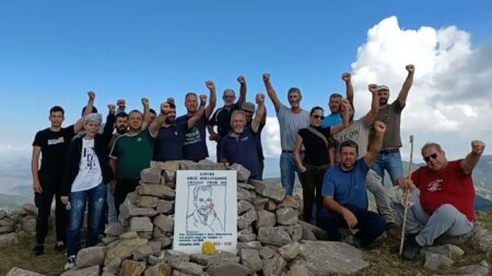 Γράμμος: Μέλη και φίλοι του ΚΚΕ αποκατέστησαν τιμητική πλάκα για τον Νίκο Μπελογιάννη