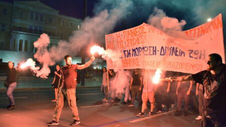 ΜΕΓΑΛΟ ΦΟΙΤΗΤΙΚΟ ΣΥΛΛΑΛΗΤΗΡΙΟ: Το σύνθημα «Έξω η αστυνομία από τις σχολές» αντηχεί στο Σύνταγμα