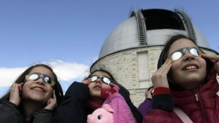 Μερική έκλειψη ηλίου σήμερα – Ποιες ώρες και πώς μπορούμε να την παρακολουθήσουμε