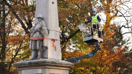 Πολωνία: Αθλιότητας συνέχεια – Γκρέμισαν τέσσερα ακόμα μνημεία που τιμούσαν το Κόκκινο Στρατό