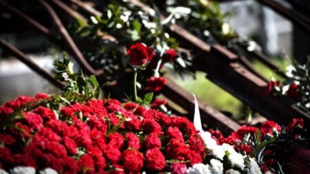 Πλήθος κόσμου τιμά την 49η επέτειο της εξέγερσης του Πολυτεχνείου – Οι συγκεντρώσεις σε όλη την Ελλάδα