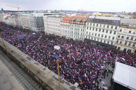 Τσεχία: Μεγάλη αντικυβερνητική διαδήλωση στην Πράγα εναντίον της φτώχειας και των παραδόσεων όπλων στην Ουκρανία