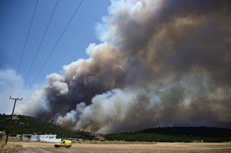 Για τρίτη ημέρα μάχη με τις φλόγες: Μεγάλο το μέτωπο στα Δερβενοχώρια, συνεχείς αναζωπυρώσεις στο Λουτράκι