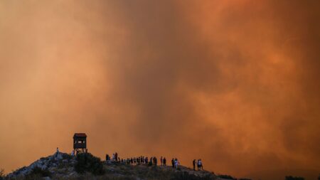 Ολονύχτια και δύσκολη αναμένεται η μάχη με τις φλόγες