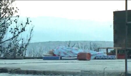 Μάνδρα: Ηλικιωμένος κοιμάται στην ταράτσα του καμένου του σπιτιού