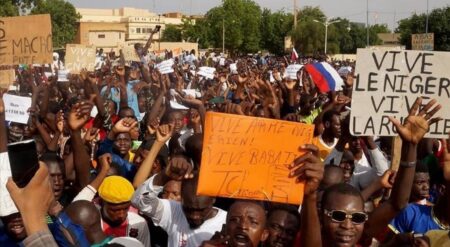 Νίγηρας: Εντείνονται διεργασίες και παζάρια εν μέσω απειλών επέμβασης