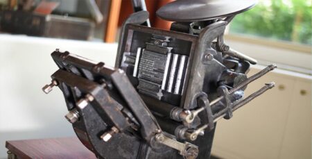 ΚΚΕ: Παραδόθηκε στο Ιστορικό Αρχείου του Κόμματος το τυπογραφικό πιεστήριο του Φώτη Αγγουλέ