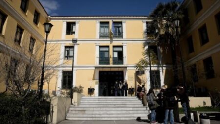 Αίσχος! Η κυβέρνηση σέρνει στα δικαστήρια τα συνδικάτα για να μην απεργήσουν!