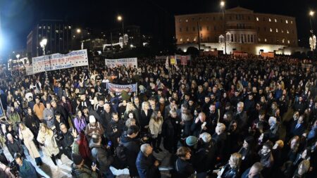Να μη συγκαλυφθεί το έγκλημα στα Τέμπη! Συγκλονίζουν οι ομιλίες των γονιών: Ράγισαν καρδιές στη μεγάλη συγκέντρωση στη Βουλή _VIDEO-ΦΩΤΟ