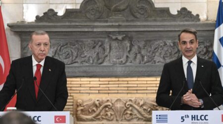 Υπό το βλέμμα του ΝΑΤΟ Μητσοτάκης και Ερντογάν έστειλαν μήνυμα ότι όλα βαίνουν θετικά για να ξεκινήσει το παζάρι