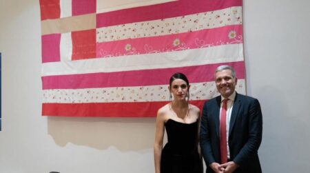 Ροζ σημαία: Αντιδράσεις ακόμη και εντός ΝΔ για την απόσυρση από την έκθεση – «Το έργο μου παρερμηνεύτηκε»