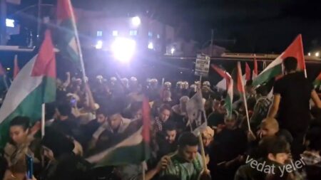 “ΛΕΥΤΕΡΙΑ ΣΤΗΝ ΠΑΛΑΙΣΤΙΝΗ” Τεράστια διαδήλωση αλληλεγγύης – Αναίτια επίθεση έξω από την πρεσβεία του Ισραήλ _VIDEO+ΦΩΤΟ