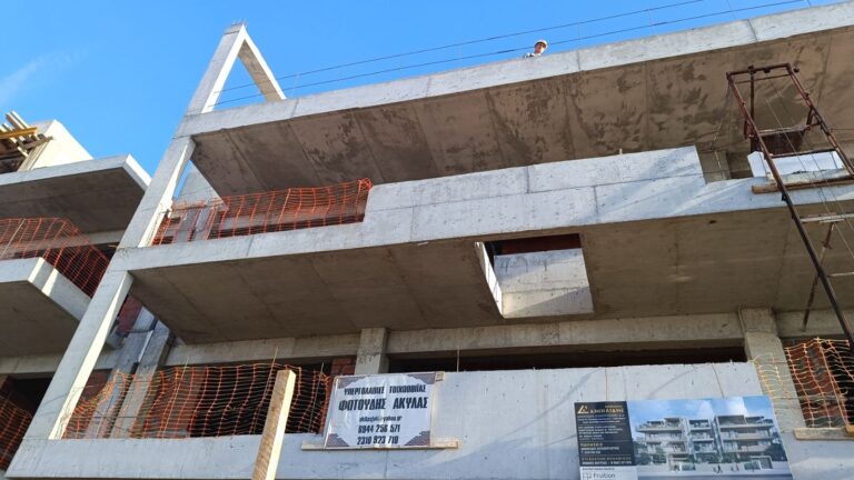 Νέο εργοδοτικό έγκλημα στη Θεσσαλονίκη: Σοβαρός τραυματισμός οικοδόμου από πτώση – Μέτρα ασφαλείας ζητά το Συνδικάτο