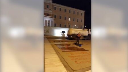 ΝΤΡΟΠΗ!!! Έσβησαν τα ονόματα των 57 νεκρών των Τεμπών έξω από τη Βουλή