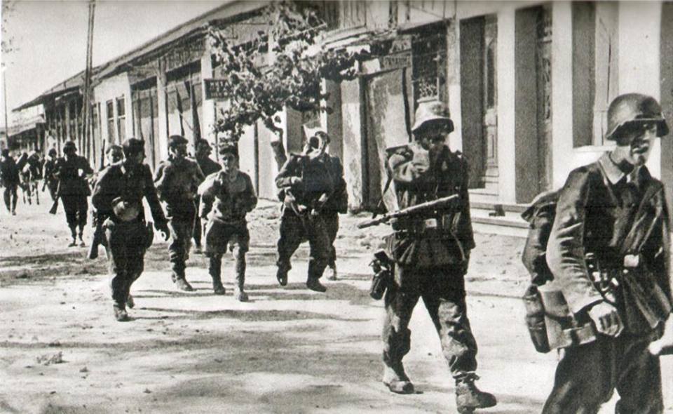 Πορεία στρατιωτικού αποσπάσματος γερμανών ΝαΖί αλεξιπτωτιστών κατά τη διάρκεια της Μάχης της Κρήτης