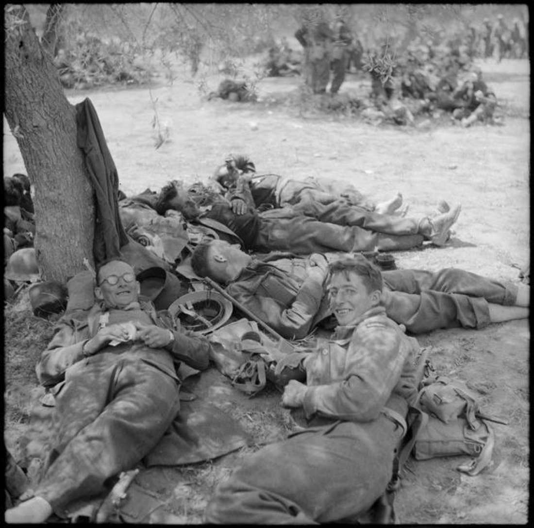 1941 Χανιά, Αγγλοι στρατιώτες χαλαροί και ακροβολισμένοι κάτω από τις ελiές, περιμένουν την επίθεση