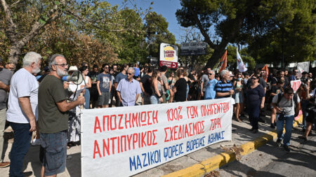 Πεντέλη: Η οργή των κατοίκων η απάντηση στη φιέστα της κυβέρνησης πάνω στα καμένα