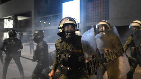 Σε θεσμικό ξέπλυμα της άγριας καταστολής στους εποχικούς πυροσβέστες παραπέμπει η ΕΛΑΣ